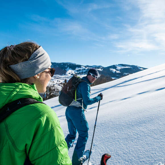 Schneeschuhwanderer in verschneiter Natur von Oberstaufen.