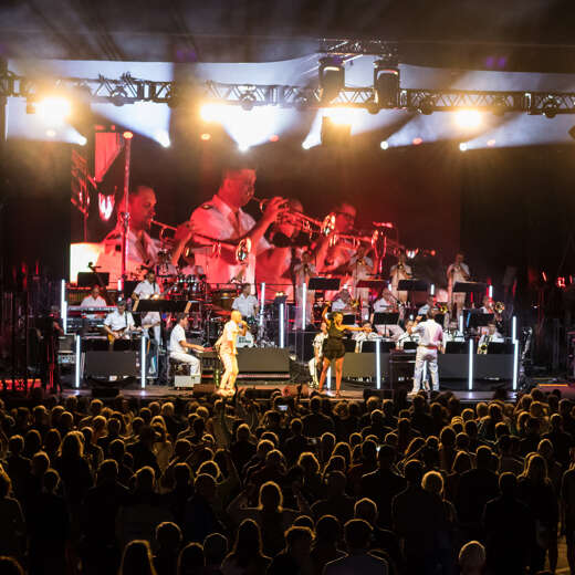 Beleuchtete Open Air Bühne der Big Band der Bundeswehr in Oberstaufen.