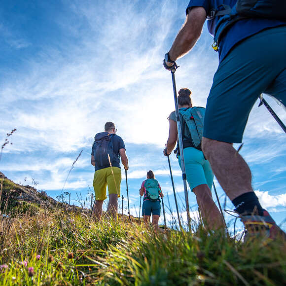 Wandertruppe mit Wanderstöcken.