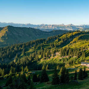 Das Panorama im Sommer in den Bergen von Oberstaufen im Allgäu genießen.