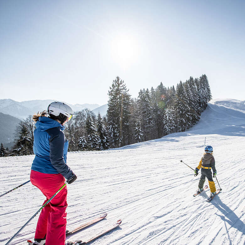 Familienskifahren auf den Pisten am Hündle
