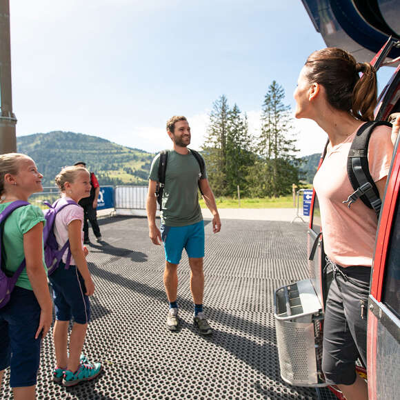 Familie beim Ausstieg aus der Gondel an der Bergstation der Imbergbahn