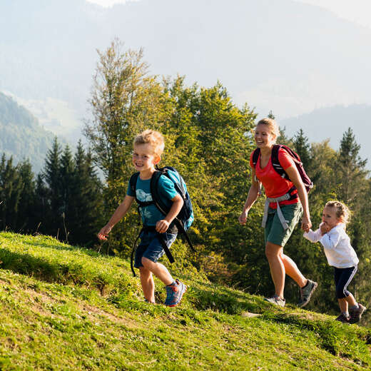 Familienwandern am Hündle mit Aussicht auf die Bergwelt von Oberstaufen