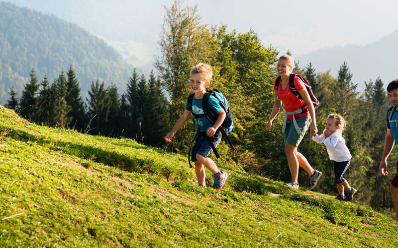 Familienwandern am Hündle mit Aussicht auf die Bergwelt von Oberstaufen