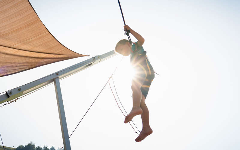 Sprung am Bungeetrampolin an Hündle