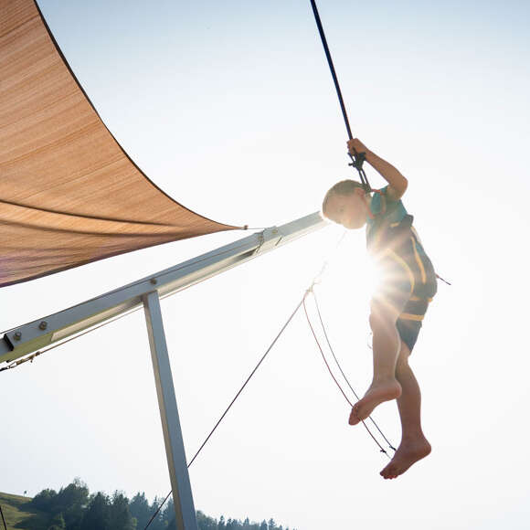Sprung am Bungeetrampolin an Hündle
