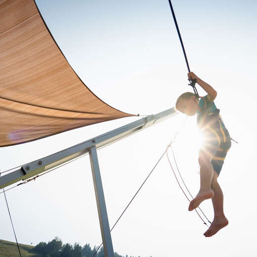 Sprung am Bungeetrampolin an Hündle