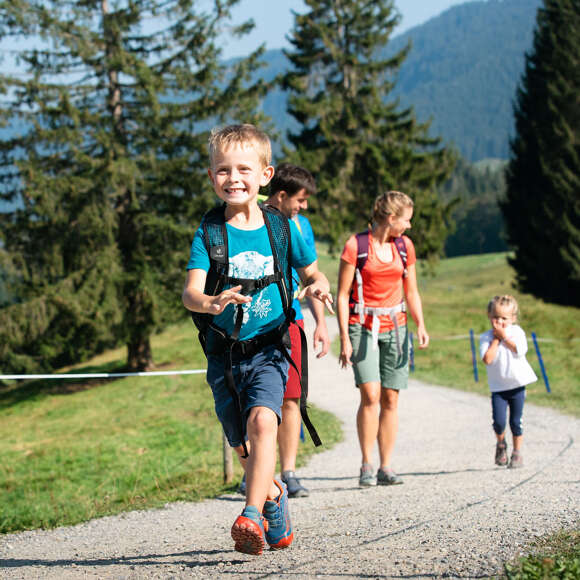 Familienwandern auf den Wanderwegen am Hündle