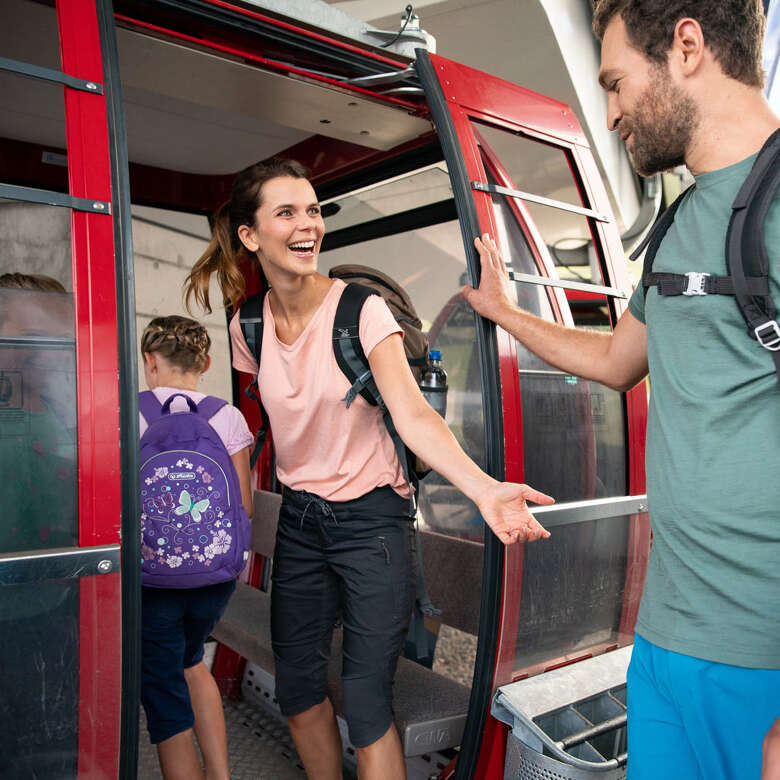 Familie beim Einstieg in die Gondel der Imbergbahn