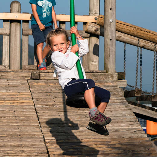 Kinder spielen am Spielplatz der Hündlebahn