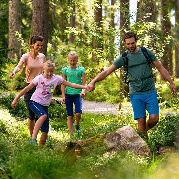 Familienzeit im Wald in Oberstaufen
