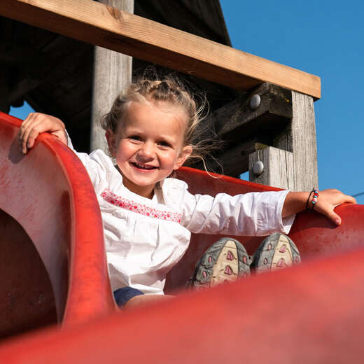 Rutschen auf dem Spielplatz am Hündle