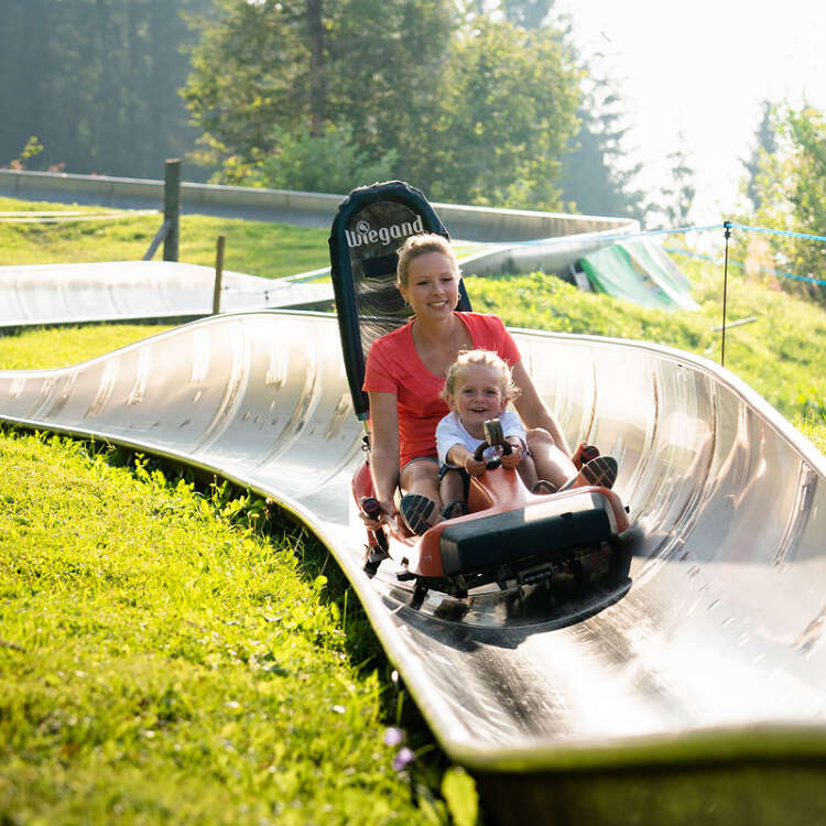 Fahrt mit der Sommerrodelbahn am Hündle
