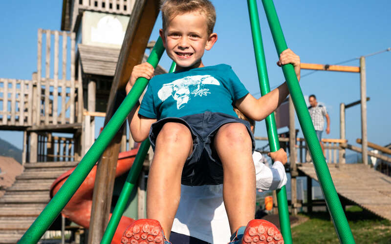 Schaukeln auf dem Spielplatz am Hündle