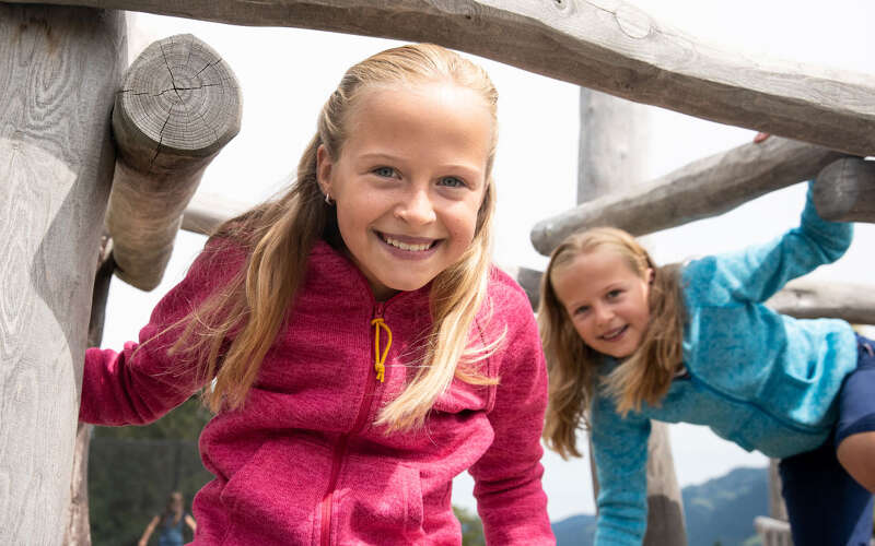 Kinder auf einem Klettergerüst