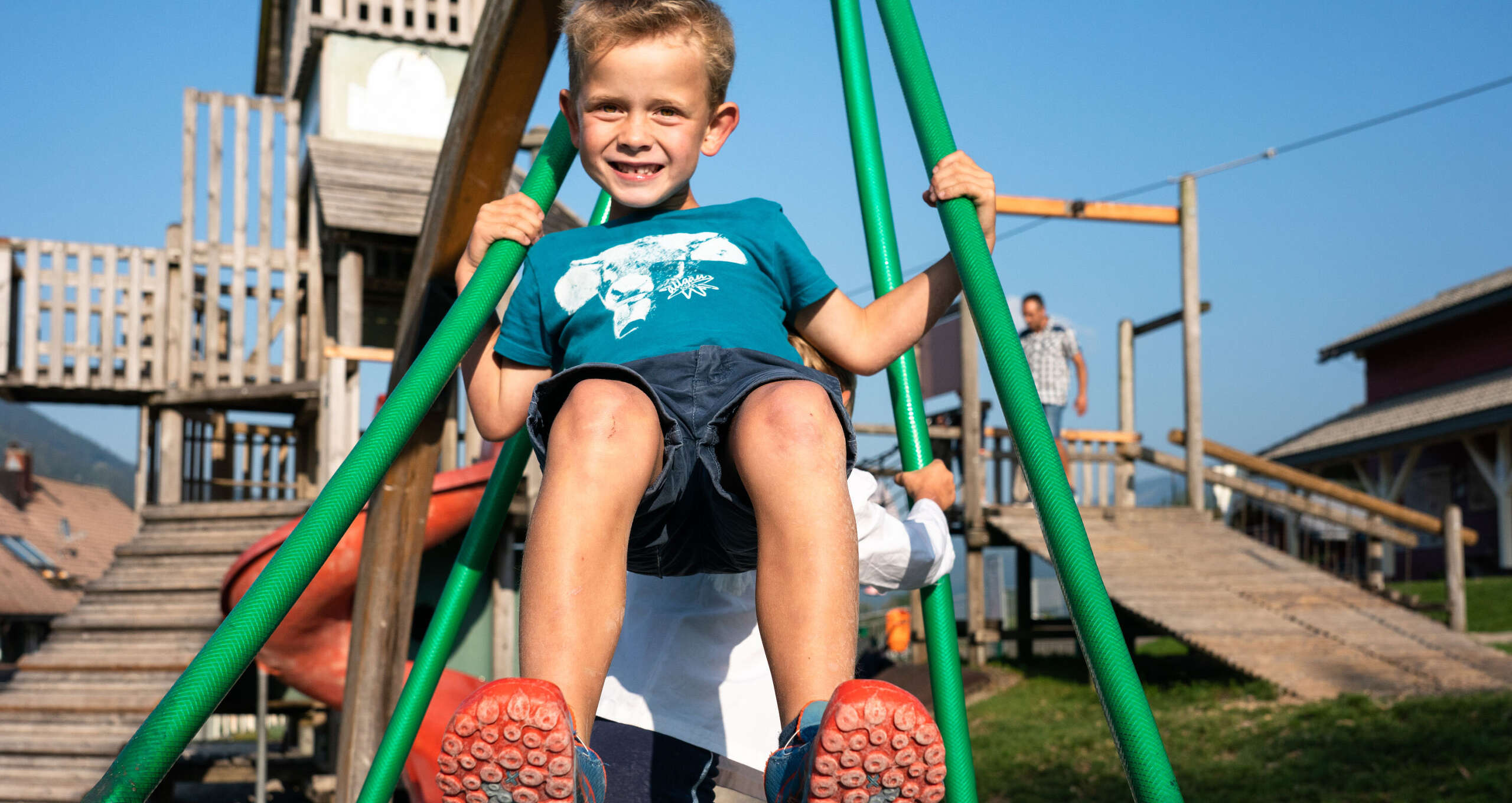 Schaukeln auf dem Spielplatz am Hündle
