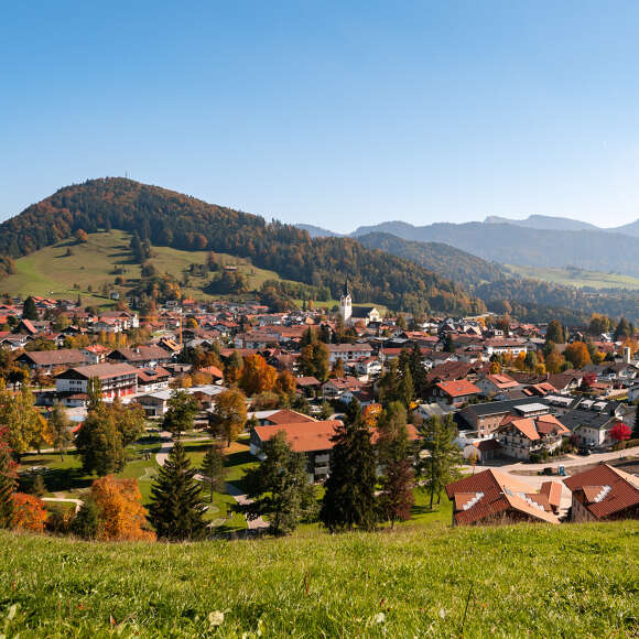 Panoramablick auf Oberstaufen und die Nagelfluhkette im Herbst