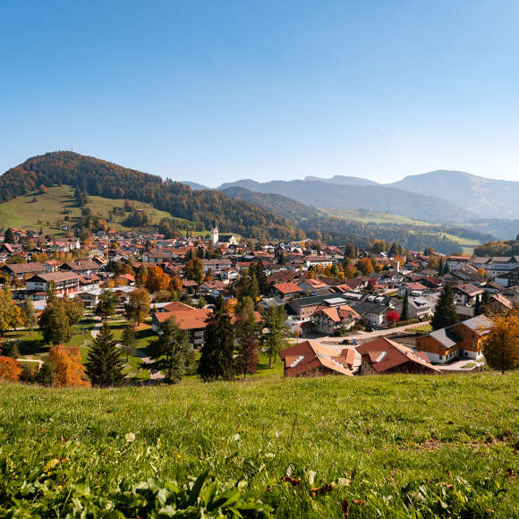 Panoramablick auf Oberstaufen Panoramablick auf Oberstaufen und die Nagelfluhkette im Herbst