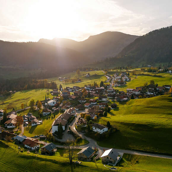 Der Ortsteil Steibis mit dem Hochgrat prägen Oberstaufen im Allgäu