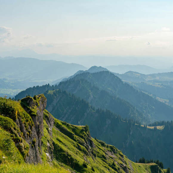 Gipfel von Seelekopf, Hohenfluhalpkopf und Einegundkopf mit Bergpanorama und Bodensee.