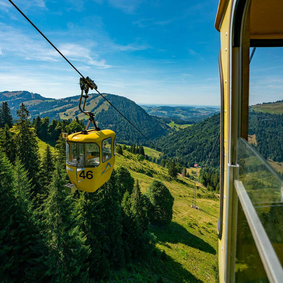 Ausblick aus der Hochgratbahn über die Berge von Oberstaufen.