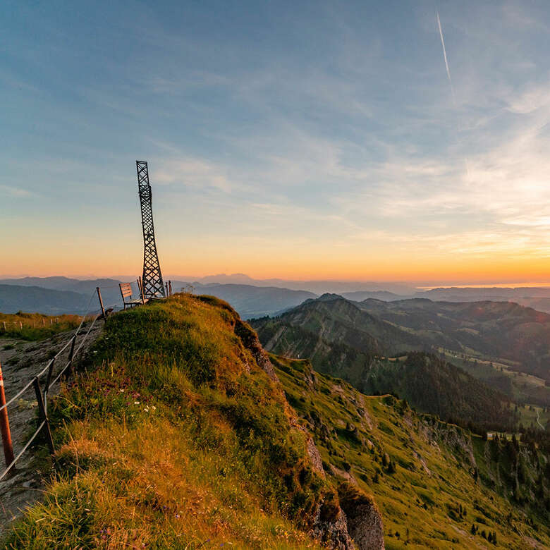 Auf dem Hochgrat im Naturpark Nagelfluhkette geht die Sonne im Sommer unter.