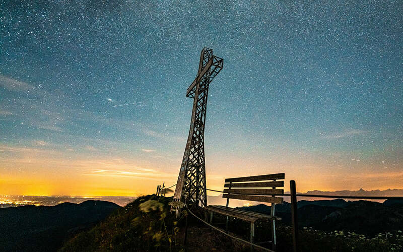 Hochgrat Gipfelkreuz bei Nacht mit Sternenhimmel