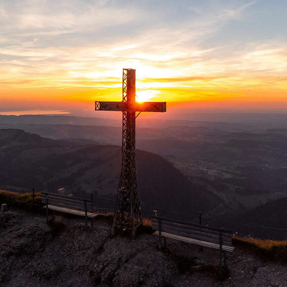 Hochgrat-Gipfelkreuz im Sonnenuntergang