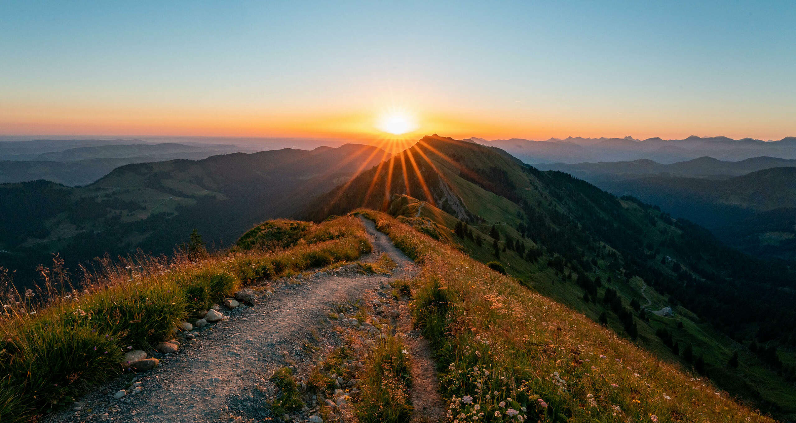 Sonnenaufgang in den Bergen von Oberstaufen im Allgäu