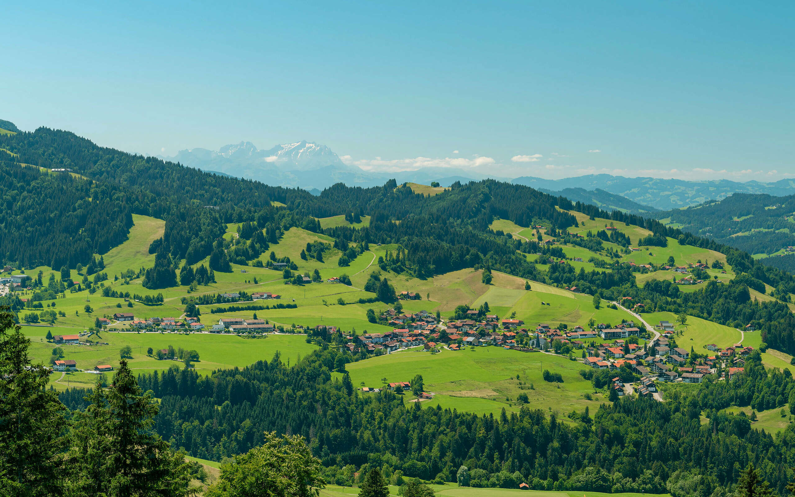 Das Bergdorf Steibis bei Oberstaufen mit Panorama der Allgäuer Berge.