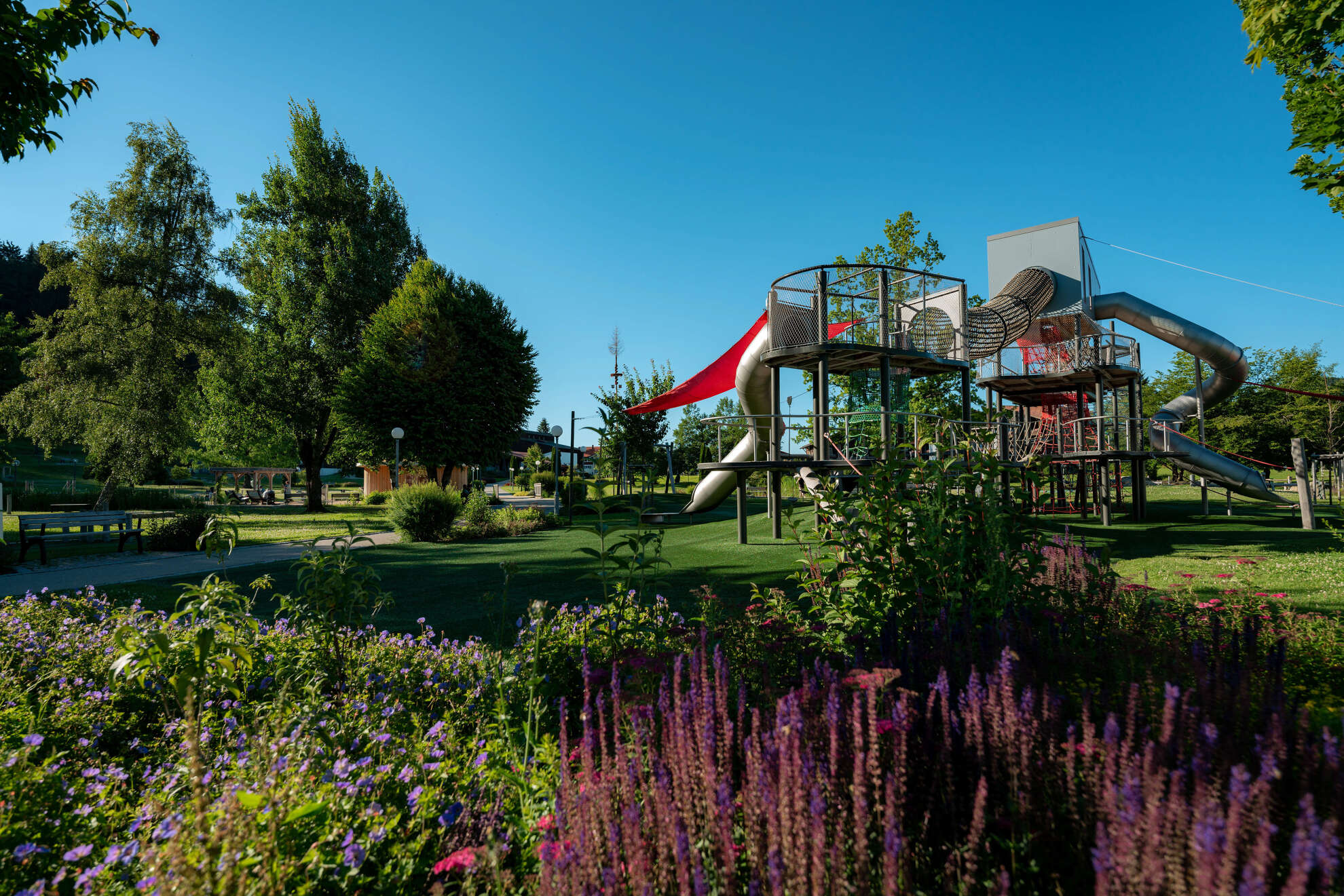 Großer Spielplatz im Sommer in Oberstaufen