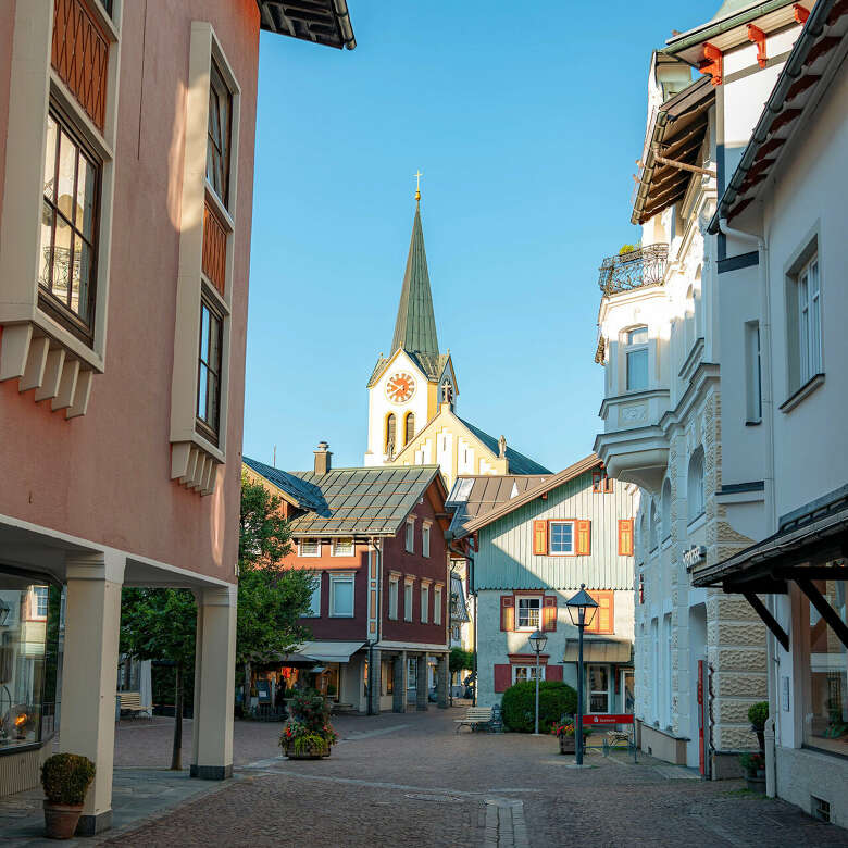 Inmitten der alten Häusern durch das Zentrum von Oberstaufen schlendern.