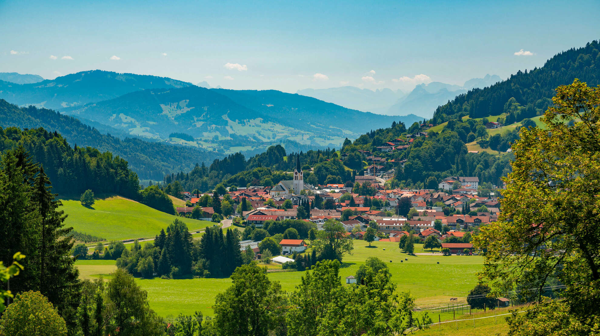 Die frischen grünen Wiesen um das Kleinod Oberstaufen laden zum Sommer in den Bergen ein.