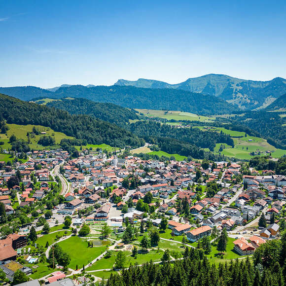 Oberstaufen im Allgäu mit Bergpanorama