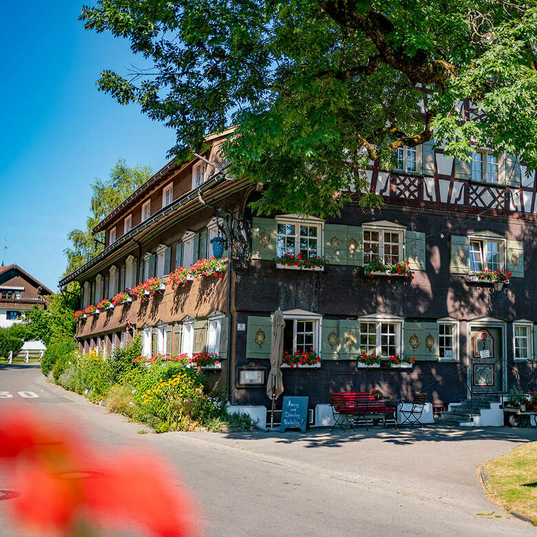 Die traditionellen Bauernhäuser in der beschaulichen Dorfmitte laden zum Schlendern ein.