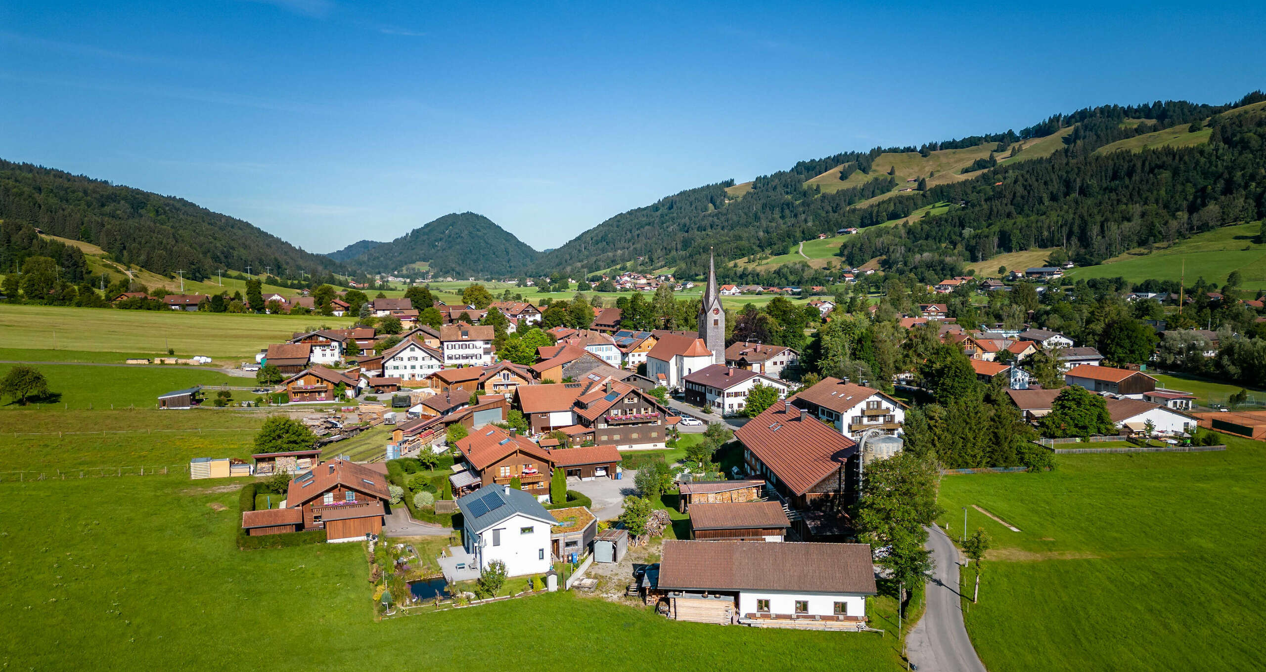 Das weite Tal Thalkirchdorf bei Oberstaufen im Sommer