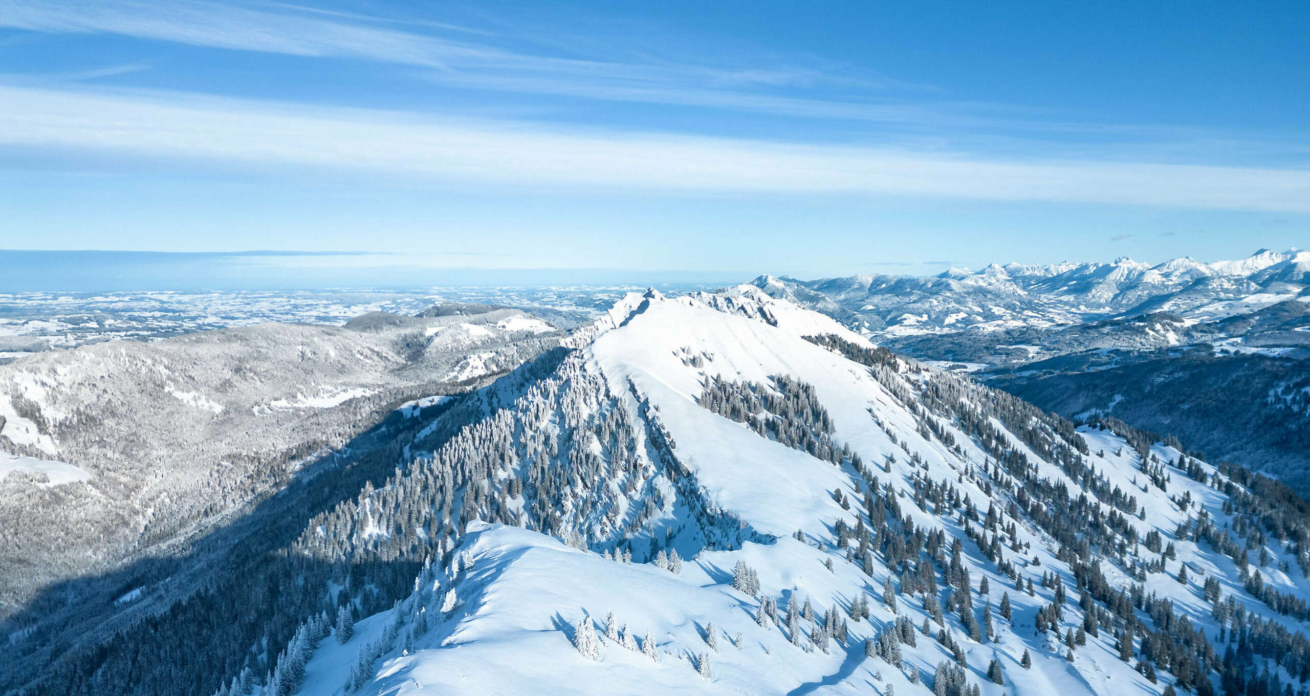 Verschneites Bergpanorama der Allgäuer Alpen und der Nagelfluhkette in Oberstaufen mit Aussicht über das Allgäu.