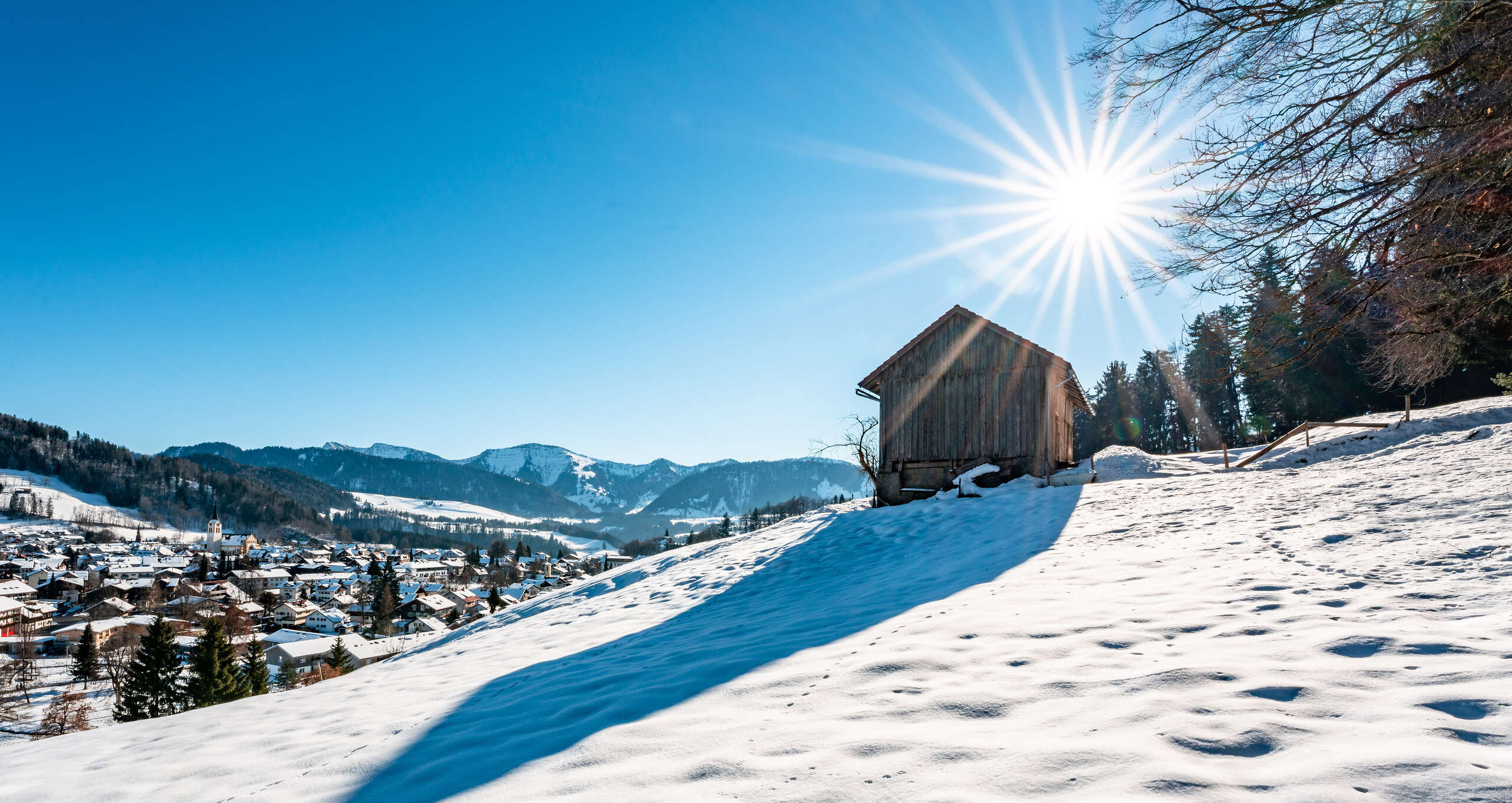 Winterurlaub für die ganze Familie bei Sonnenschein und Schnee in Oberstaufen