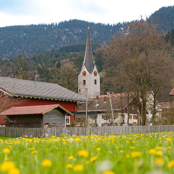 Dorfkern von Thalkirchdorf im Frühling