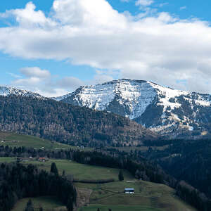 Schneebedeckter Hochgrat im Frühling