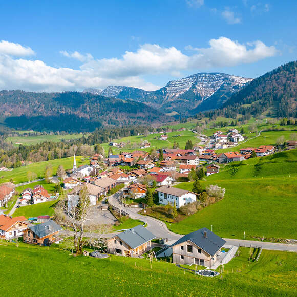 Panorama von Steibis und Hochgrat mit den umliegenden Bergen im Frühling