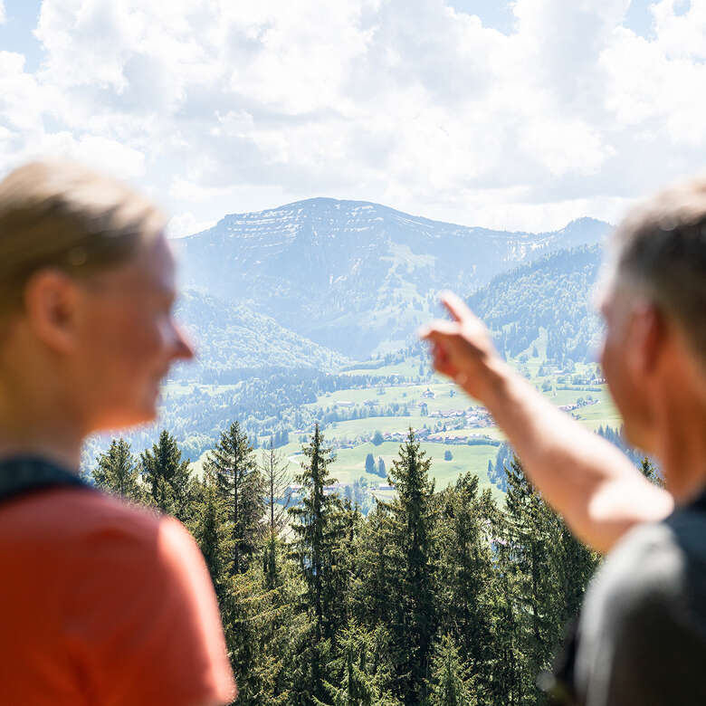 Beim Wandern den Hochgratblick geniessen