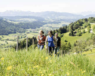 Wandern über blühende Wiesen am Paradies mit Weitblick