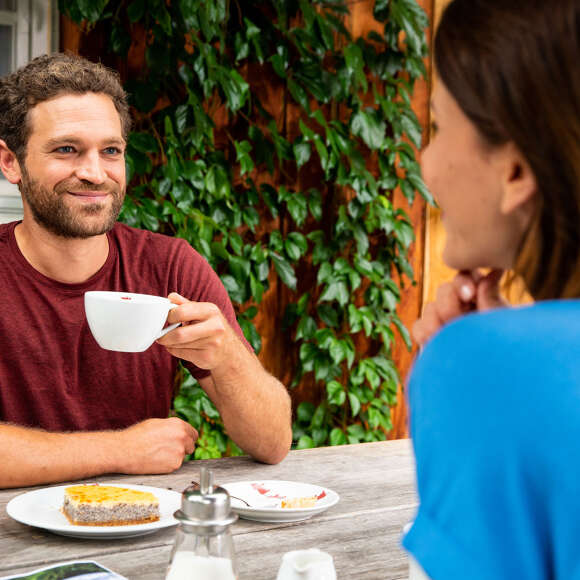 Genuss bei Kaffee und Kuchen in eienm Biergarten in Oberstaufen im Allgäu
