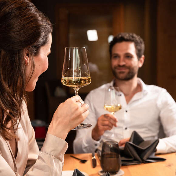 Zeit zu zweit bei einem Glas Wein in Oberstaufen