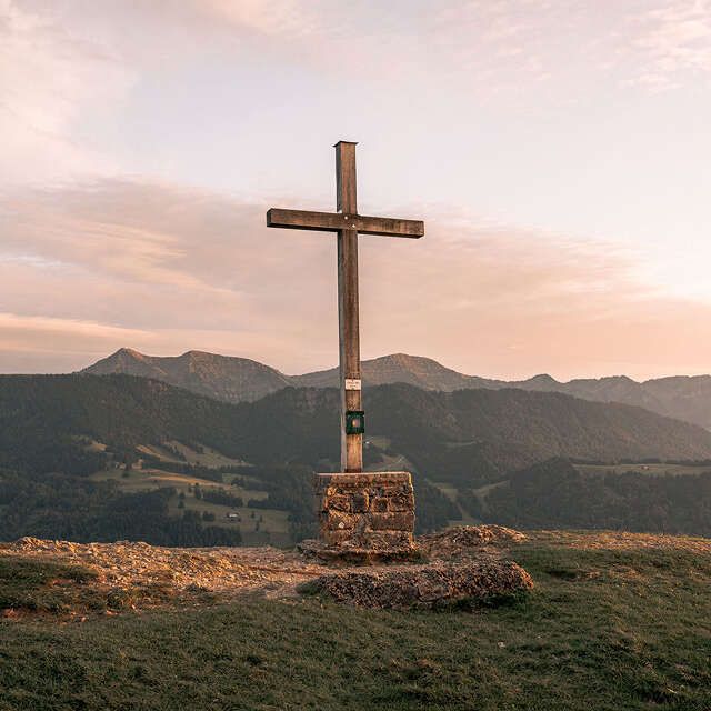 Gipfelkreuz der Salmaser Höhe mit Bergpanorama der Nagelfluhkette