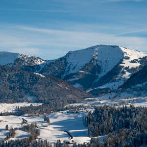 Schneelandschaft und weißes Bergpanorama an einem sonnigen Tag.