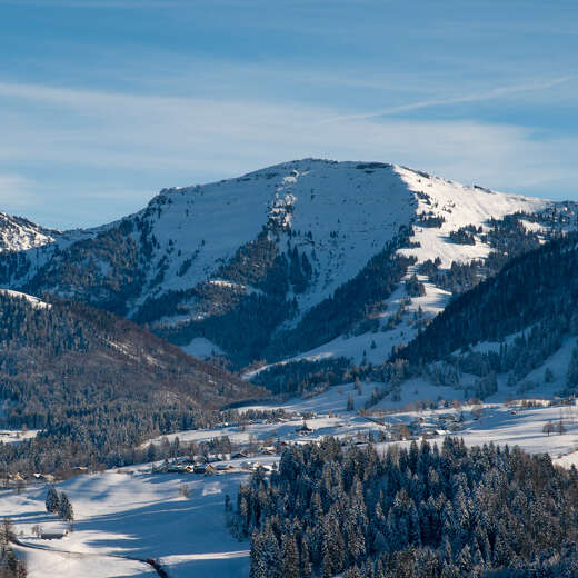 Panorama der Allgäuer Berge bei Oberstaufen im Schnee.