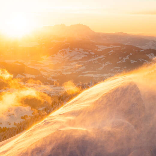 Sonnenuntergang mit den verschneiten Bergen der Nagelfluhkette und Bergpanorama im Winter.