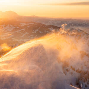 Sonne über der verschneiten Nagelfluhkette mit Nebel